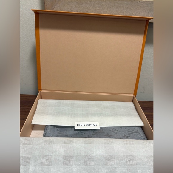 NWOT Louis Vuitton Monogram Classic Shawl in Grey Souris. - Picture 2 of 7